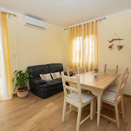 Apartman Doris Milohnici Exteriör bild