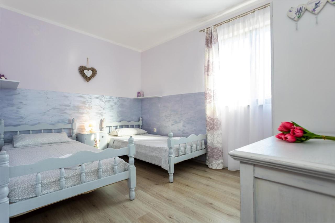 Apartman Doris Milohnici Exteriör bild